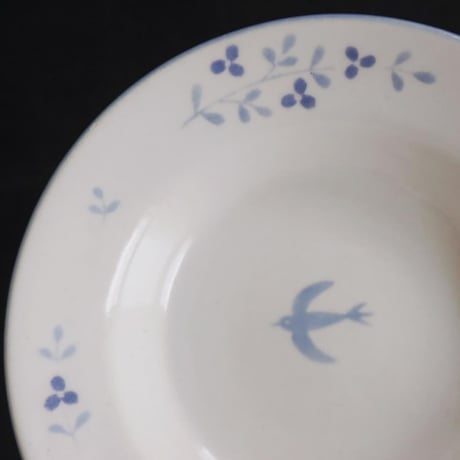 【シロムク釉】青いお花と鳥のリムボウル/Blue flower and bird rim bowl