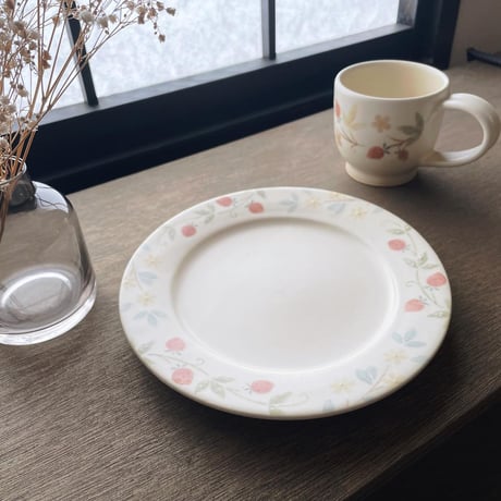 イチゴと黄色いお花のリム皿　6寸/Strawberry and yellow flower rim plate