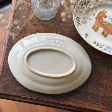 楕円皿“馬と赤いマフラー”/Oval plate "Horse and Red Scarf"