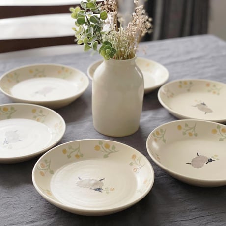 羊と黄色いお花の皿 6寸 / Sheep and yellow flower plate (s-size)