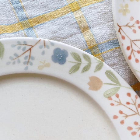 お花畑のリム皿　7寸/Flower field rim plate