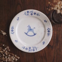 【シロムク釉】木馬とお花のリム皿/Wooden horse and flower rim plate
