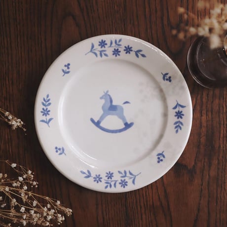 【シロムク釉】木馬とお花のリム皿/Wooden horse and flower rim plate