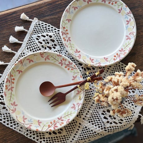 リムプレート“黄色いバラと赤い木の実”/Rim Plate "Yellow Rose and Red Berries"