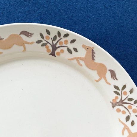 馬とリンゴの木のリム皿 8寸 / Horse and apple tree rim plat (l-size)