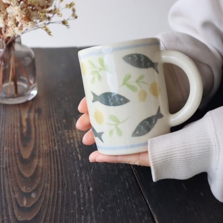 マグカップ“青い魚と黄色いお花”/Mug "Blue fish and yellow flowers"