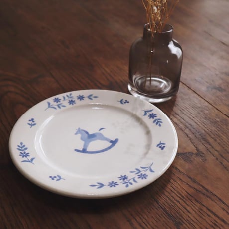 【シロムク釉】木馬とお花のリム皿/Wooden horse and flower rim plate