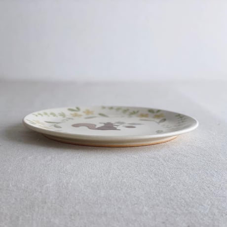 リスとどんぐりの平皿　7寸/Plate of squirrels and acorns