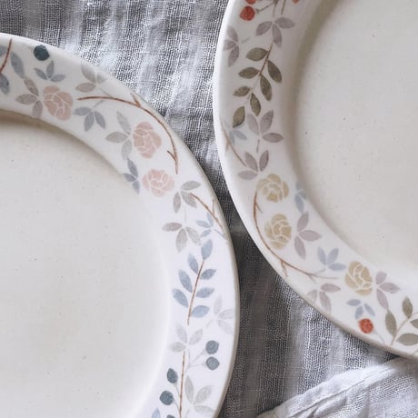 ピンクのバラと木の実のリム皿　7寸/Pink rose and nut rim plate