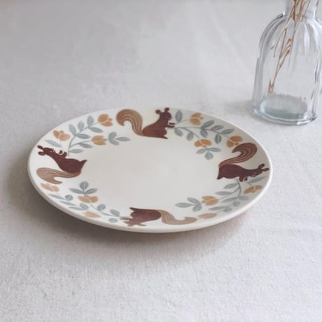 リスとチューリップの平皿　7寸/Plate of squirrels and tulips