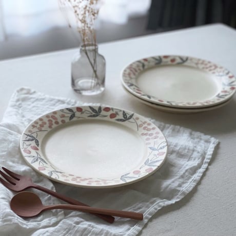 イチゴとブドウのリム皿　7寸/Strawberry and grape rim dish