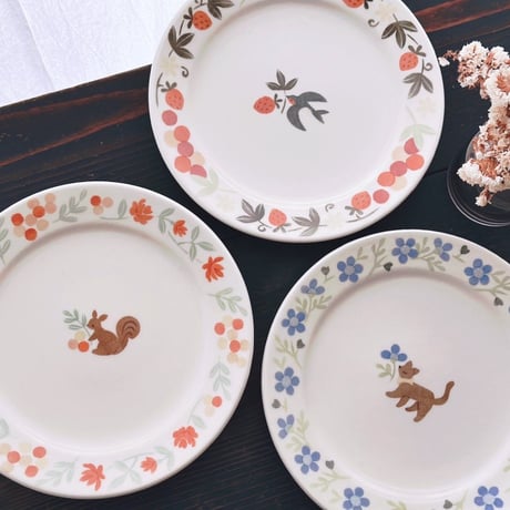 リムプレート“リスと赤いバラ”/Rim Plate "Squirrel and Red Rose"