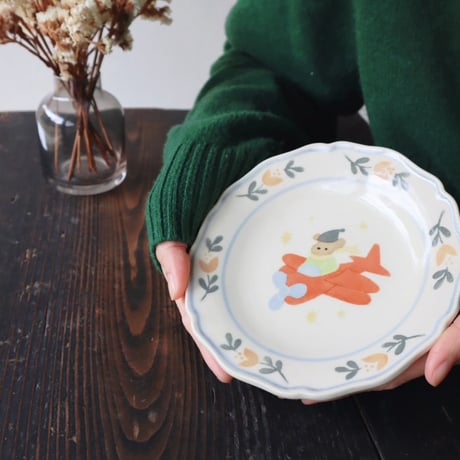 フラワーリムプレート“くまと赤い飛行機”/Flower Rim Plate "Bear and Red Airplane"