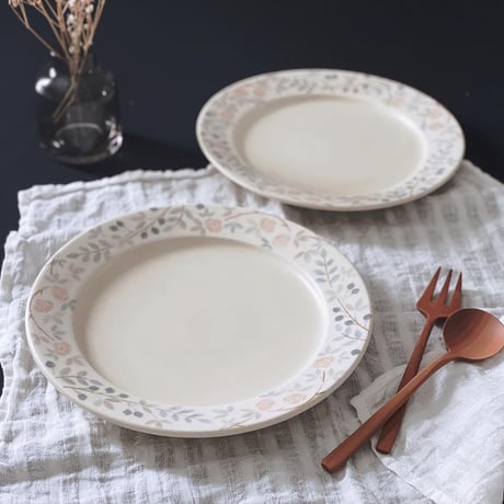 ピンクのバラと木の実のリム皿　7寸/Pink rose and nut rim plate