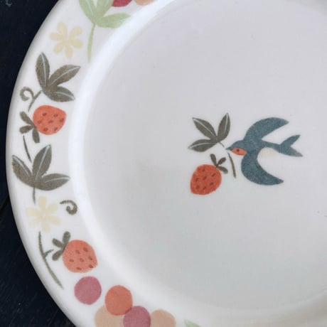 リムプレート“いちごと葡萄とツバメ”/Rim Plate "Strawberries, Grapes, and Swallows"