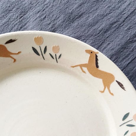 馬とチューリップのリム皿 6寸 /Horse and tulip rim plate (s-size)