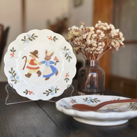 フラワーリムプレート“キツネとうさぎ”/Flower Rim Plate "The Fox and the Rabbit Go Out"