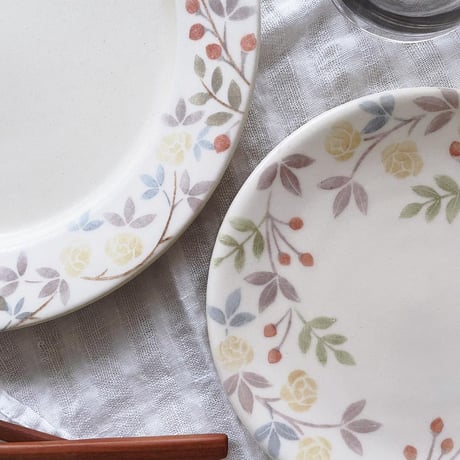 黄色のバラと木の実のリム皿　7寸/Yellow rose and nut rim dish