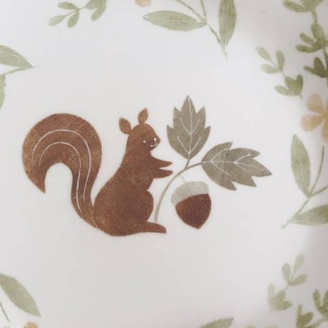 リスとどんぐりの平皿　7寸/ Flat plate of squirrel and acorn