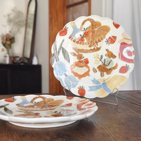 花皿“うさぎと犬のピクニック”/Flower plate "Rabbit and dog picnic"