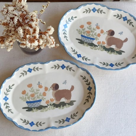 花オーバルプレート”ポーティと青いプランター”/Flower Oval Plate "Portie and the Blue Planter"