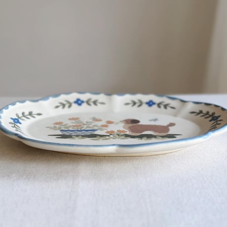 花オーバルプレート”ポーティと青いプランター”/Flower Oval Plate "Portie and the Blue Planter"