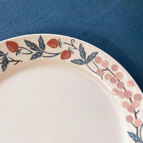 いちごとぶどうのリム皿 8寸 / Strawberry and grape plate (l-size)