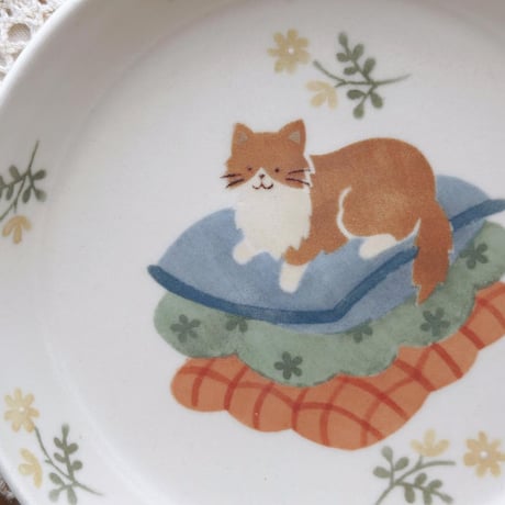 ねこと座布団のプレート　6寸/Cat and cushion plate(m-size)