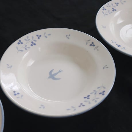 【シロムク釉】青いお花と鳥のリムボウル/Blue flower and bird rim bowl