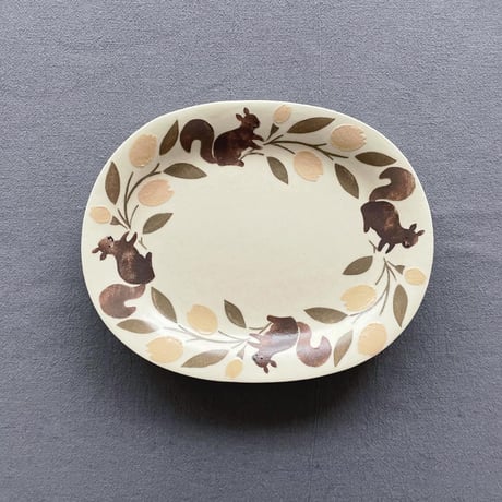 リスとチューリップの楕円皿 / Squirrels and tulips oval plate