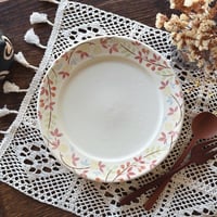リムプレート“黄色いバラと赤い木の実”/Rim Plate "Yellow Rose and Red Berries"