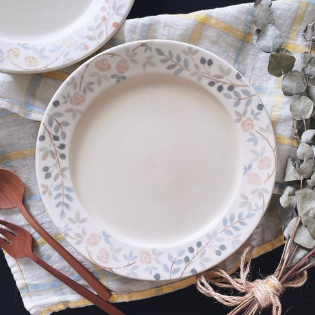 ピンクのバラと木の実のリム皿　7寸/Pink rose and nut rim plate