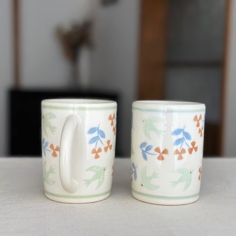 マグカップ“ヒワ鳥とオレンジのお花”/Mug"A Siskin and an Orange Flower"