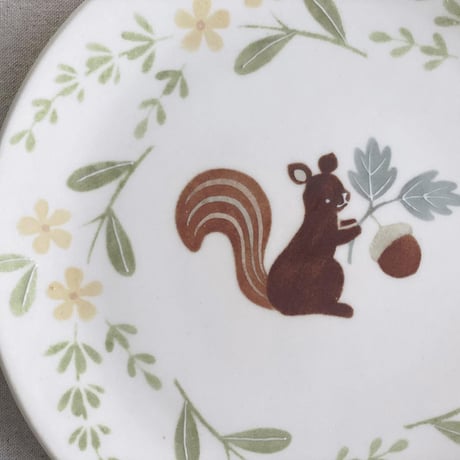 リスとどんぐりの平皿　7寸/Plate of squirrels and acorns