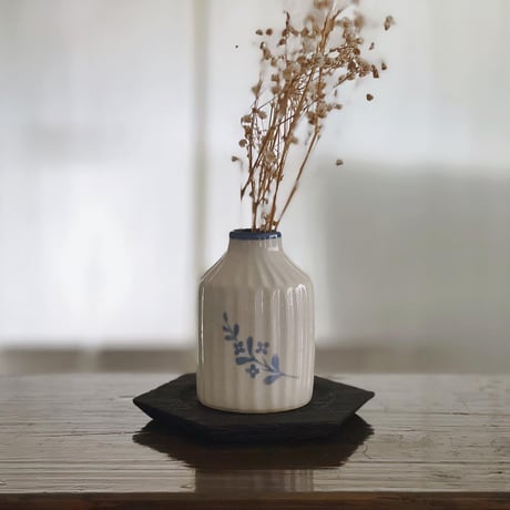 【シロムク釉】青いお花のしのぎ花瓶/blue flower vase