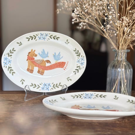 楕円皿“馬と赤いマフラー”/Oval plate "Horse and Red Scarf"