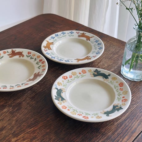 リム広皿いろいろ/Various wide-rimmed plates