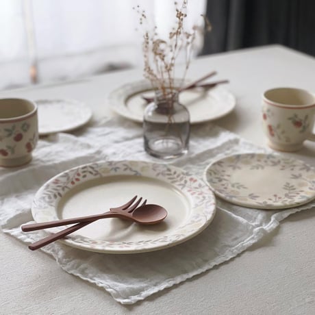 黄色いバラと木の実のリム皿　7寸/Yellow rose and nut rim plate