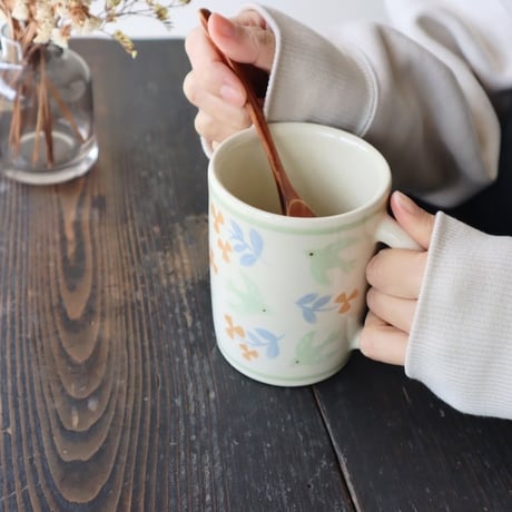 マグカップ“ヒワ鳥とオレンジのお花”/Mug"A Siskin and an Orange Flower"