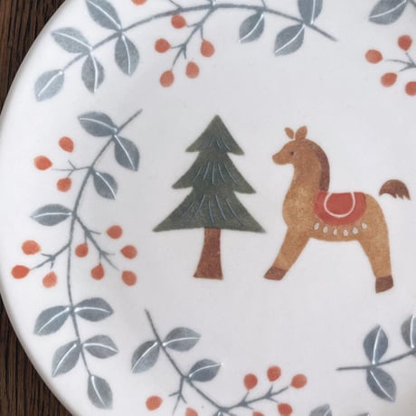 馬と赤い実の平皿　7寸/A plate of horses and red berries