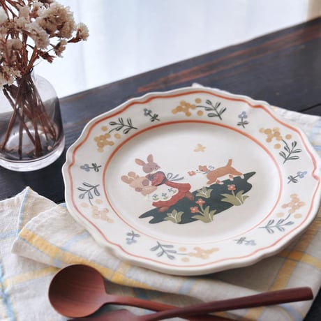 花リムプレート“ウサギとねこのお買い物”/Flower Rim Plate "Rabbit and Cat Shopping"
