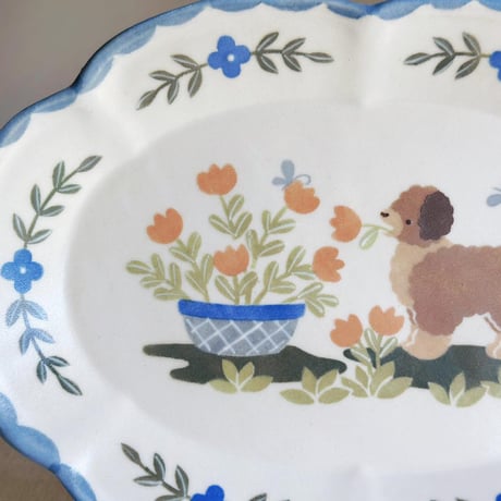 花オーバルプレート”ポーティと青いプランター”/Flower Oval Plate "Portie and the Blue Planter"