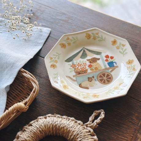 八角皿“お花屋さんの犬とねこ”/Octagonal Plate "Flower Shop Dog and Cat"