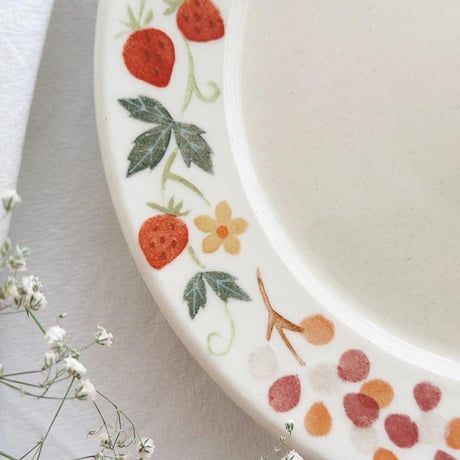 リム皿“いちごとぶどう”/Rimmed plate "Strawberry and Grape"