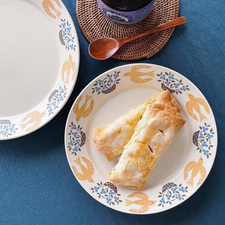 黄色い鳥と花籠のリム皿 7寸 / Yellow bird and flower basket rim plate (m-size)