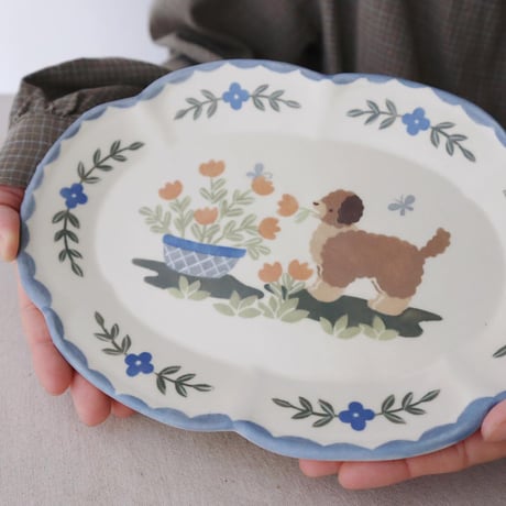 花オーバルプレート”ポーティと青いプランター”/Flower Oval Plate "Portie and the Blue Planter"