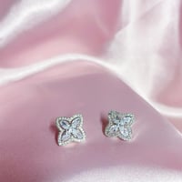 サプライズ　ピアス