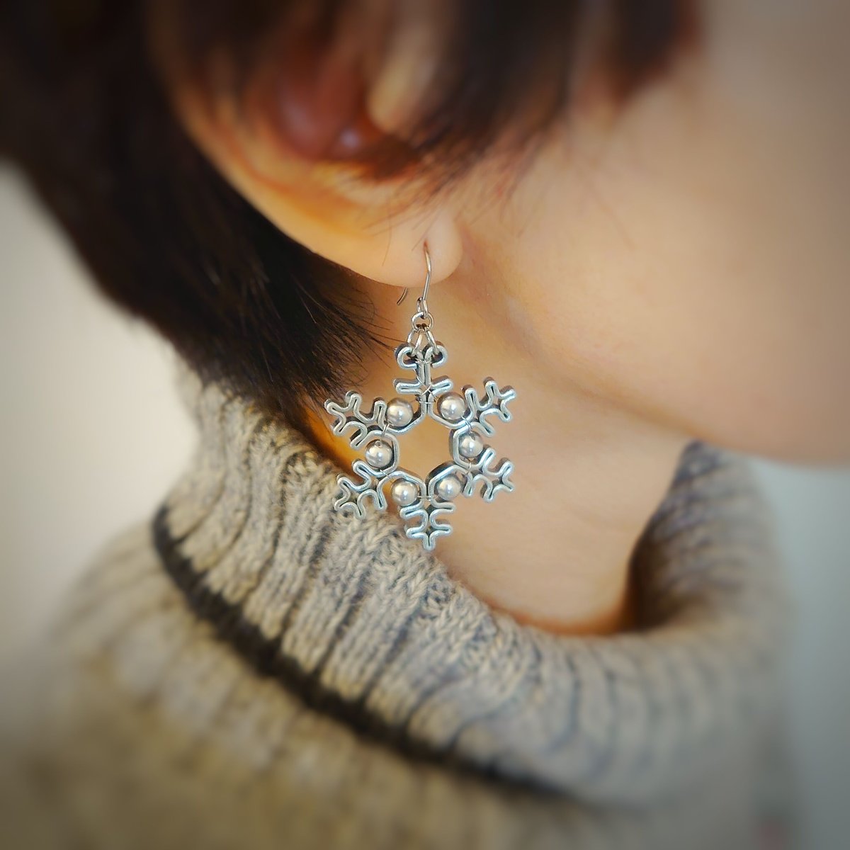 94 立体的な雪の結晶とブラック系じゃら　ピアスorイヤリング 94 立体的な雪の結晶とブラック系じゃら ピアスorイヤリング