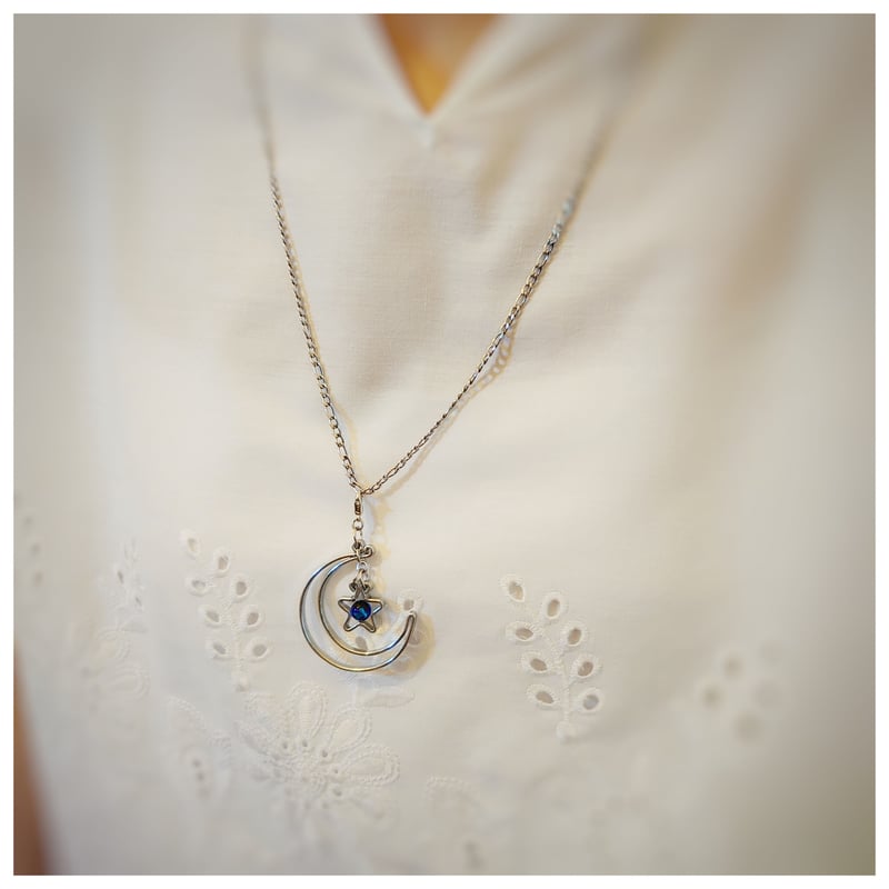 蒼の魔法華とステンドグラスのようなペンデュラム　蛍ガラス　月　ネックレス 蒼の魔法華とステンドグラスのようなペンデュラム 蛍ガラス 月