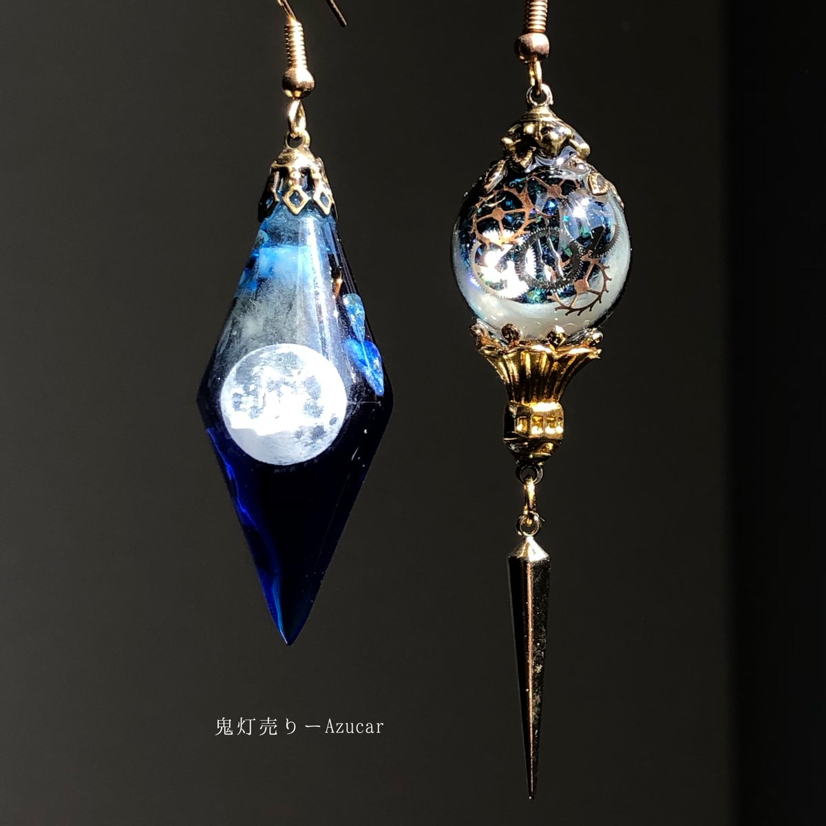 タンザナイト色のペンデュラムとエメラルド色の　ランタン三日月ピアス　イヤリング タンザナイト色のペンデュラムとエメラルド色の ランタン三日月